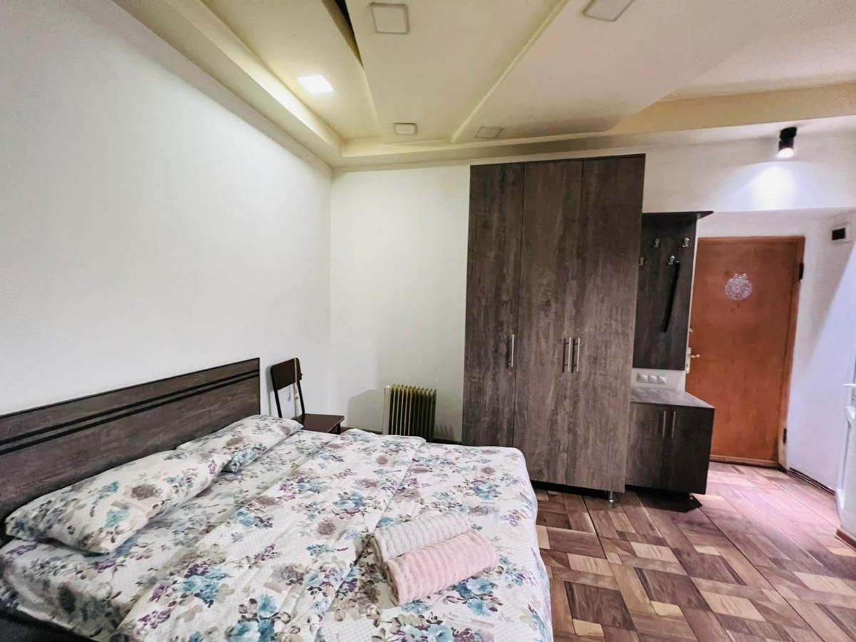 Nice And Sunny 1 Room Studio Near City Center + Open Balcony Yerevan Exterior photo